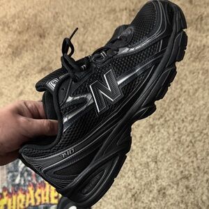 New Balance 740  Black and silver sneakers